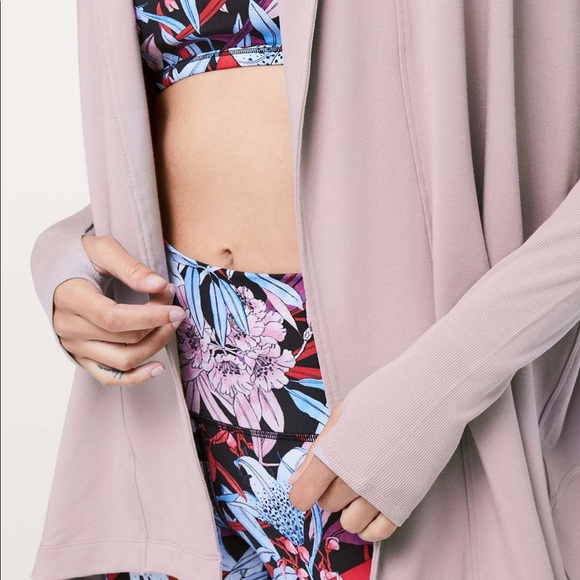 SOLD Lululemon Back In Action Wrap Smoky Blush - Picture 2 of 15